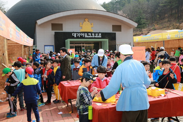 ▲ 축제장을 찾은 학생들이 활만들기 체험을 하고 있다.ⓒ사진 김형만 기자 뉴데일리