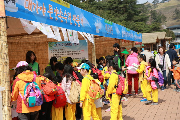 ▲ 축제장을 찾은 학생들.ⓒ사진 김형만 기자 뉴데일리