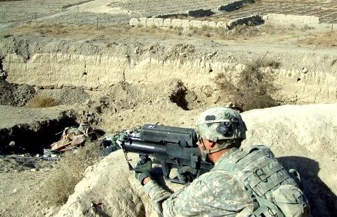 ▲ XM-25 전용발사기를 사용하는 미 레인저 대원.ⓒ미육군