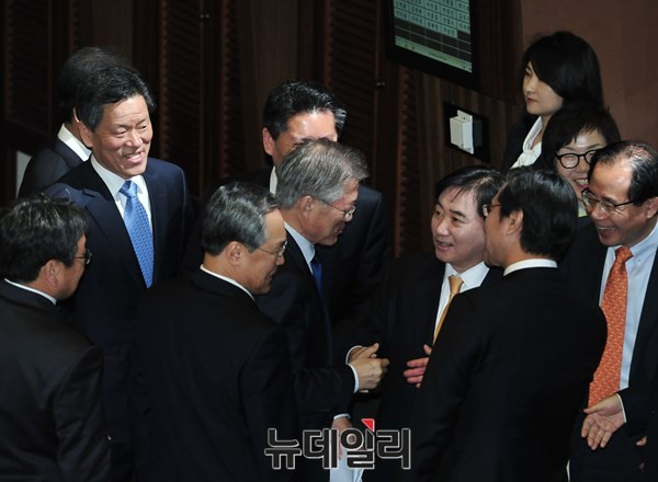 ▲ 9일 교섭단체 대표 연설을 마친 뒤 동료 의원들과 인사를 나누는 문재인 새정치민주연합 대표 ⓒ 뉴데일리 이종현 기자