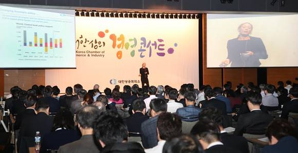 ▲ '제2회 대한상의 경영콘서트'에서 시안 페너 옥스퍼드 이코노믹스 수석이코노미스트가 '2015년 세계 경제전망과 중국시장'이라는 주제로 발표하고 있다. ⓒ대한상의