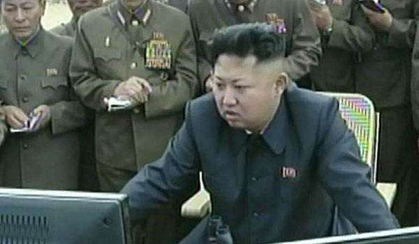 ▲ "헉, 이게 뭐야? 뭐가 담긴 거야?" 김정은의 손목부상은 北인권단체들이 날려보낸 영화 '인터뷰'의 DVD 때문은 아닐까. ⓒ北선전매체 화면캡쳐