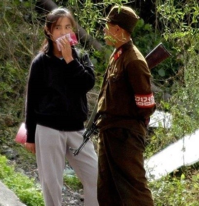 ▲ ▲ 국경경비대원과 북한 여성 / 구글 이미지