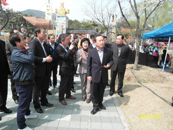 ▲ 이현준 예천군수는 고령대가야체험축제장 현장 경험을 위해 관내 기관단체장 및 군청 직원들과 우수 축제 견학에 나섰다.ⓒ예천군 제공