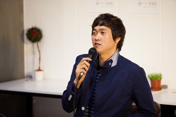 ▲ '문학동네 시심당' 4월의 시인 정영효와의 만남이 지난 8일 북티크카페에서 열렸다.