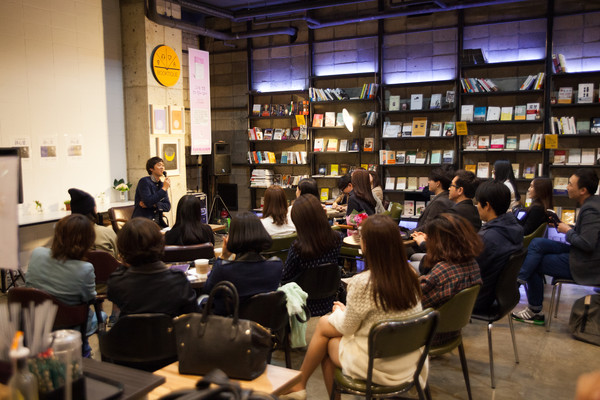 ▲ '문학동네 시심당' 4월의 시인 정영효와의 만남이 지난 8일 북티크카페에서 열렸다.