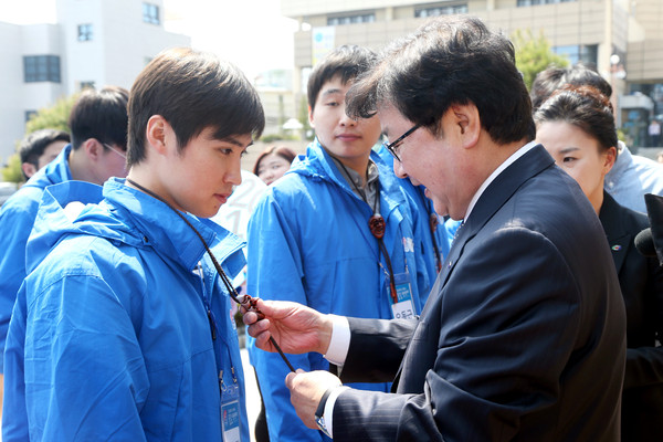 ▲ 경상북도 대학생 물길원정대에 목걸이를 걸어주고 있는 권영세 안동시장ⓒ안동시 제공