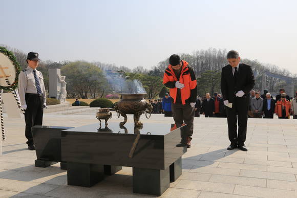 ▲ 4·19 혁명 기념탑에서 기념식을 갖고 묵념하는 정창근 총장직무대행ⓒ동국대학교