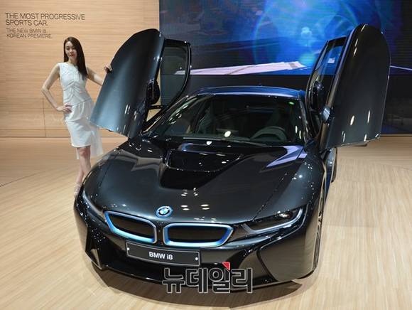 ▲ BMW는 패션모델을 차량 옆에 세우고 있다.ⓒ뉴데일리