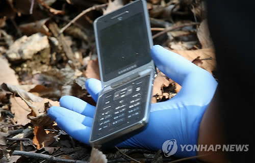 ▲ 과학수사관들이 숨진 성완종 전 회장의 휴대전화를 감식하는 모습. ⓒ연합뉴스 DB