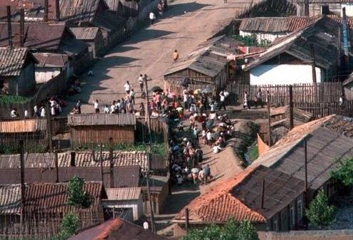 ▲ 북한 주택가의 장마당. 마약 거래가 성행하고 있다.