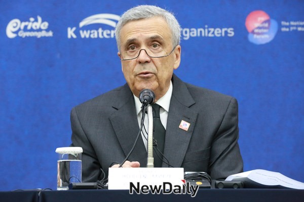 ▲ 세계물위원회 베니디토 브라가 위원장이 12일 대구 엑스코에서 기자회견을 갖고 대구경북 세계물포럼 개최에 관련해 입장을 밝히고 있다.ⓒ뉴데일리 김형만 기자