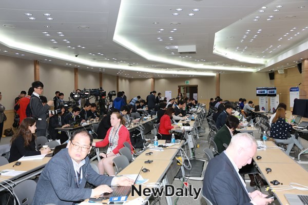 ▲ 12일 제7차 대구경북 세계물포럼 개회식이 열린 대구엑스코 미디어 센터에서는 전세계에서 참여한 취재진들이 장사진을 이뤘다.ⓒ뉴데일리 김형만 기자