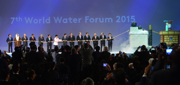 ▲ 12일 오후 2시 대구엑스코에서 열린 개막식에서 박근혜 대통령과 각 정부대표들이 물 관련 퍼포먼스를 펼치고 있다.ⓒ경북도 제공