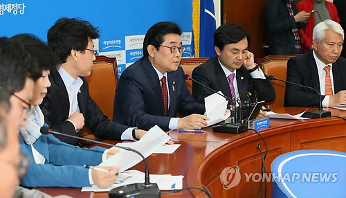 ▲ 12일 국회에서 열린 새정치민주연합 친박게이트대책위-원내대표단 연석회의에서 전병헌 위원장(가운데)이 모두발언하고 있다. ⓒ 사진 연합뉴스