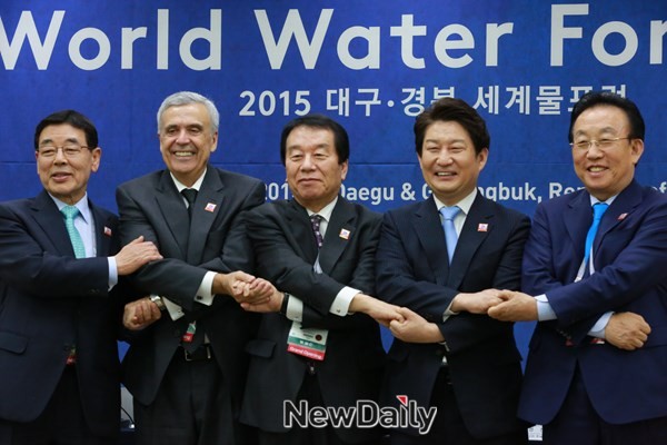 ▲ 12일 대구엑스코에서 열린 물포럼 공동기자회견에서 이정무 위원장, 브라가 위원장, 이순탁 위원장, 권영진 대구시장, 김관용 경북지사(왼쪽부터)가 손을 맞잡으며 활짝 웃고 있다.ⓒ뉴데일리 김형만 기자