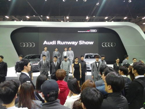▲ 아우디 부스에서차에 패션모델들이 런웨이를 하고 있다.ⓒ뉴데일리