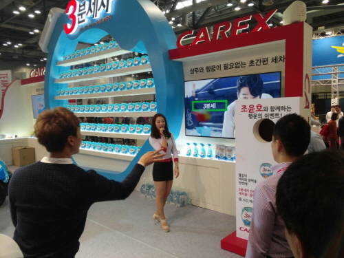 ▲ 한 관람객이 카렉스 부스에서 공 던지기 이벤트에 참여하는 모습.ⓒ뉴데일리