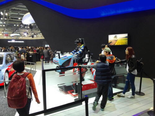 ▲ 한 관람객이 4D 자동차 체험 이벤트에 참여하고 있다.ⓒ뉴데일리