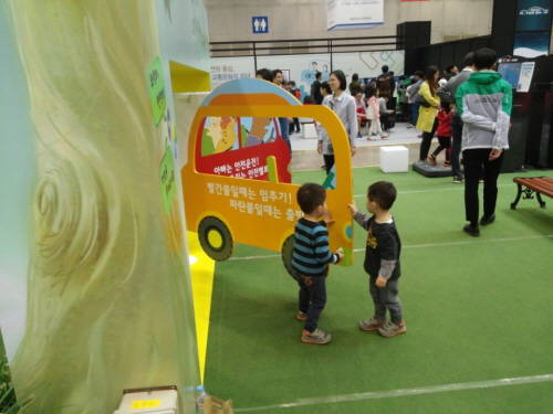 ▲ 어린이 안전교육 부스에서 놀고 있는 아이들.ⓒ뉴데일리