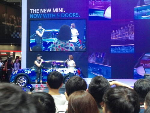 ▲ 소형차 브랜드 미니 전시장에 가수 박재범이 등장해 공연을 하고 있다.ⓒ뉴데일리