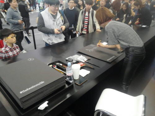 ▲ 메르세데스-벤츠 부스에서 관람객을 대상으로 캘리그래피 증정 행사를 진행하고 있다.ⓒ뉴데일리