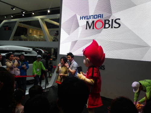 ▲ 현대모비스에서 관람객들을 대상으로 추첨행사를 하고 있다.ⓒ뉴데일리