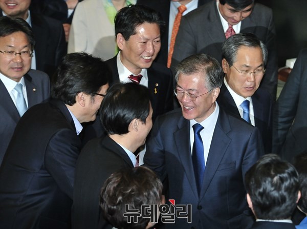 ▲ 동료 의원들과 악수를 나누는 문재인 새정치민주연합 대표. ⓒ 뉴데일리 DB