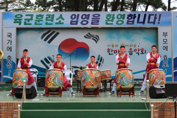 ▲ 육군훈련소 군악대의 입영문화제에서의 모듬북 축하공연.ⓒ병무청