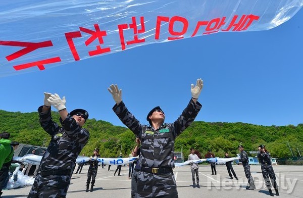 ▲ 북한인권단체들이 경기 파주 일원에서 대북전단을 날려보내는 모습. ⓒ뉴데일리 DB