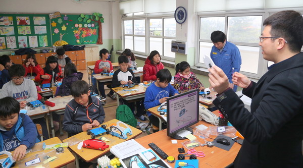 ▲ 포스코 포항제철소는 13일 송도초등학교에서 실시된 ‘주니어공학교실’ 수업을 하고있다.ⓒ포스코 포항제철소 제공