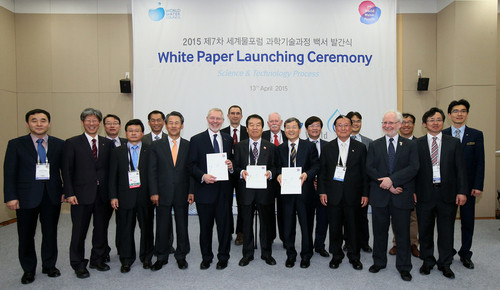 ▲ 13일 물포럼 역사상 처음으로 과학기술과정에서 실질적인 실행을 담은 백서가 발간됐다. 참석자 들이 발간식 후 함께 기념촬영을 하고 있다.ⓒ물포럼 조직위 제공