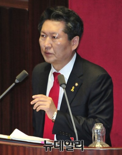 ▲ 새정치민주연합 정청래(서울 마포을) 의원이 13일 국회 본회의에서 진행된 정치분야 대정부질문에서 '성완종 사태'와 관련 질의하고 있다.ⓒ뉴데일리 이종현 기자