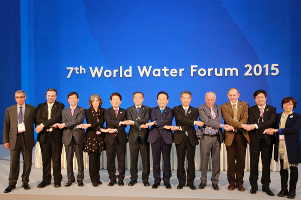 ▲ 경주 HICO에서 열린 세계물포럼 제4차 지방정부 회의에 앞서 김관용 도지사, 권영진 시장, 정종섭 행정자치부 장관, 버트디푼 유엔 재원담당국장 등이 손을 맞잡고 있다.ⓒ뉴데일리 김형만 기자