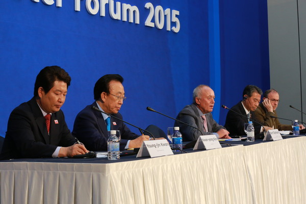 ▲ 경주 HICO에서 열린 세계물포럼 제4차 지방정부 회의에서 권영진 시장, 김관용 지사, 버트디푼 유엔 재원담당국장, 정종섭 장관(왼쪽부터) 등이 개회세션에 참석해 논의를 나누고 있다.ⓒ뉴데일리 김형만 기자