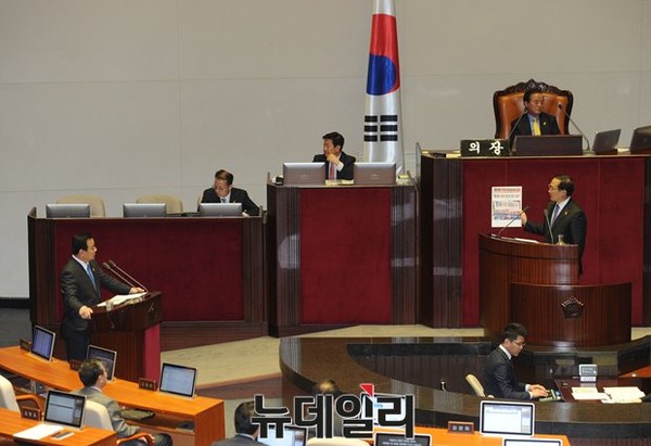 ▲ 새정치민주연합 홍영표 의원이 13일 국회 본회의장에서의 대정부질문을 통해 지난 2월 충청권에 내걸렸던 충청 총리 관련 플래카드 사진을 내보이며 이완구 총리를 추궁하고 있다. ⓒ뉴데일리 정재훈 기자