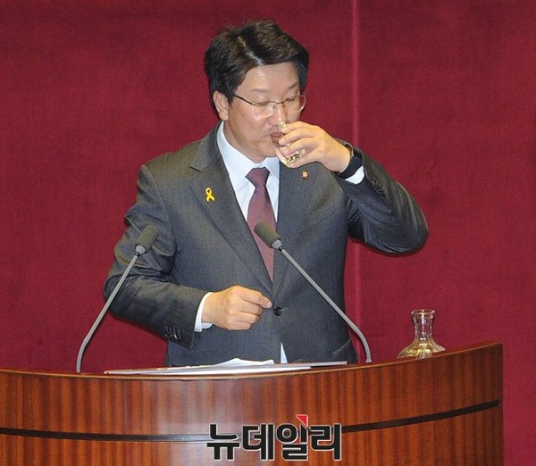 ▲ 새누리당 권성동 의원이 13일 국회 본회의장에서 대정부질문에 앞서 물을 마시고 있다. ⓒ뉴데일리 정재훈 기자