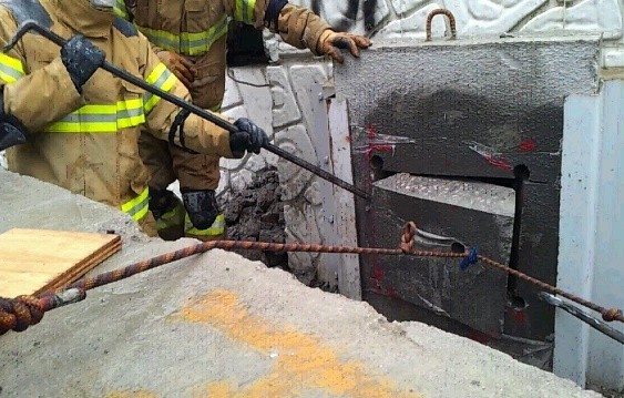 ▲ ▲구조대원들이 벽체를 절단해 콘크리트를 들어내는 훈련을 하는 모습. ⓒ 국민안전처