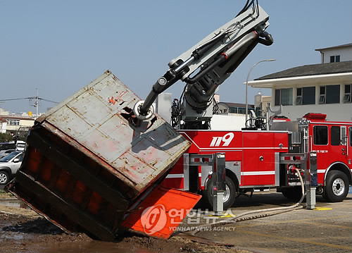 ▲ ▲무인방수파괴차가 철제 컨테이너를 뚫는 시범을 보이고 있다. ⓒ 연합뉴스