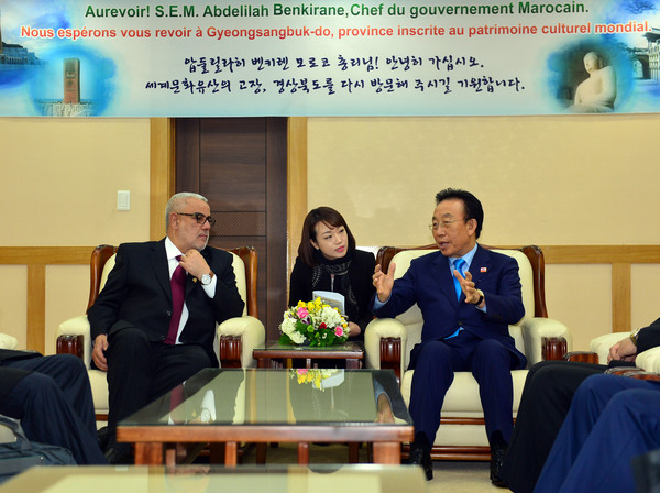 ▲ 김관용 경북도지사가 13일 압데리라 벤키란 모로코 총리(왼쪽)와 대구공항에서 만나 새마을운동을 비롯한 농업, 관광, 문화 분야의 교류협력 방안에 대해 논의했다.ⓒ경북도 제공