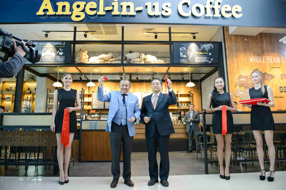 ▲ 엔제리너스커피 노일식 대표(가운데 우측)와 카자흐스탄 아스타나 그룹 눌란 스미글로브 회장이 1호점 메가알마아타점 오픈식에 참여해 커팅식을 행하고 있다.ⓒ엔제리너스커피