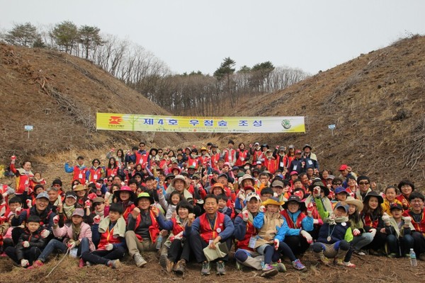 ▲ 우정사업본부 경북지방우정청(청장 이병철)은 지난 12일 우체국공익재단, 한국산림복지문화재단, 영주국유림관리소와 함께 우정숲을 조성했다.ⓒ경북우정청 제공