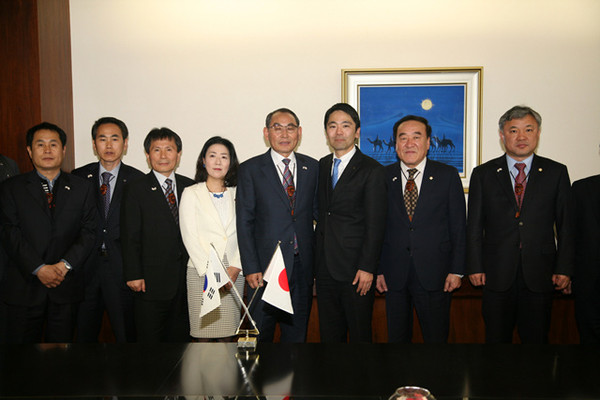 ▲ 안동시는 교류협력방안을 위해 일본 가마쿠라시 방문해 대표단과 기념촬영을 하고 있다.ⓒ안동시 제공