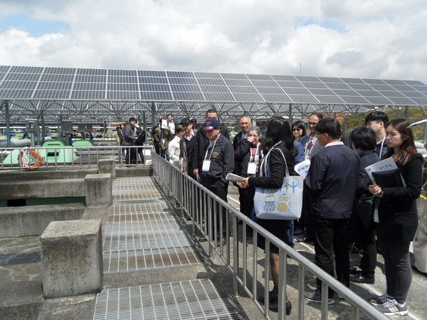 ▲ 물포럼에 맞춰 대구환경공단 신천사업소에 외국인 방문이 줄을 잇고 있다. 선진 대구의 하수처리 시설을 직접 찾아 현장을 둘러보고 벤치마킹위해 들르고 있는 것이다.ⓒ대구시 제공