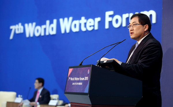 ▲ 주낙영 경북도 행정부지사가 14일 경주 HICO에서 열린 지방정부 컨퍼런스에서  ‘대구경북 물 행동 채택’에 대한 의미를 강조하며 물 부족 해결을 위해 모든 힘을 모으자고 역설하고 있다.ⓒ경북도 제공