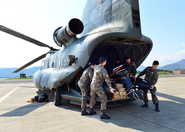 지난 7일부터 진해에 전개된 CH-47 헬기에서 고무보트 등 구조장비를 점검하고 있다.ⓒ해군본부