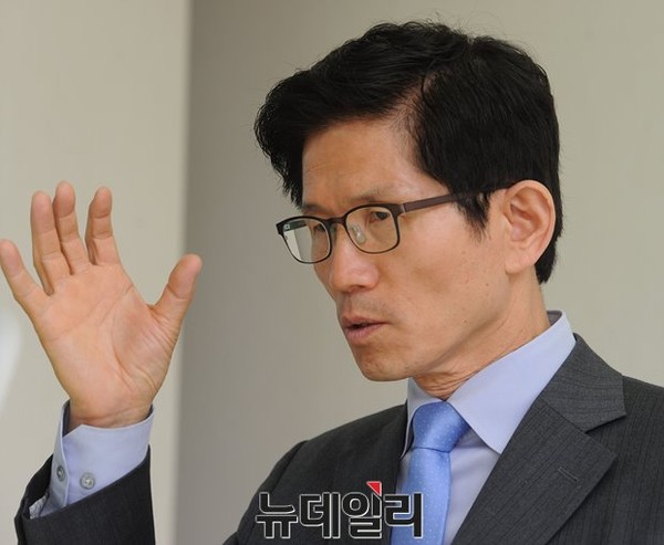 ▲ 새누리당 김문수 보수혁신특별위원장이 14일 오후 당사 위원장실에서 뉴데일리와 인터뷰를 하고 있다.ⓒ뉴데일리 정재훈 기자