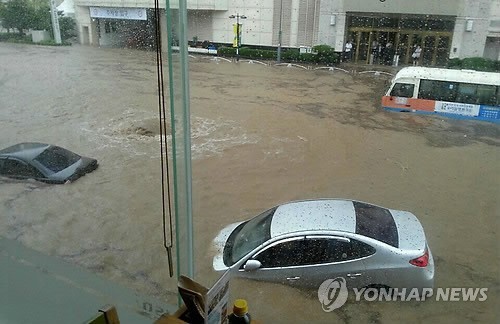 ▲ 지난해 8월 25일 부산에 내린 집중호우로 침수된 도로 모습 ⓒ 연합뉴스