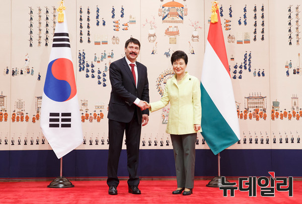 ▲ 박근혜 대통령과 야노쉬 아데르 헝가리 대통령이 14일 오전 청와대에서 열린 정상회담에 앞서 악수하고 있다. ⓒ청와대 제공