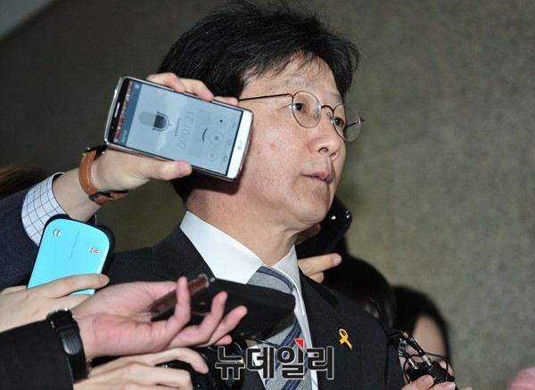 ▲ 새누리당 유승민 원내대표가 14일 긴급 소집된 최고위원회의에 참석하기 위해 국회 대표최고위원회의실로 향하는 가운데, 취재진이 이를 따라붙고 있다. ⓒ뉴데일리 이종현 기자